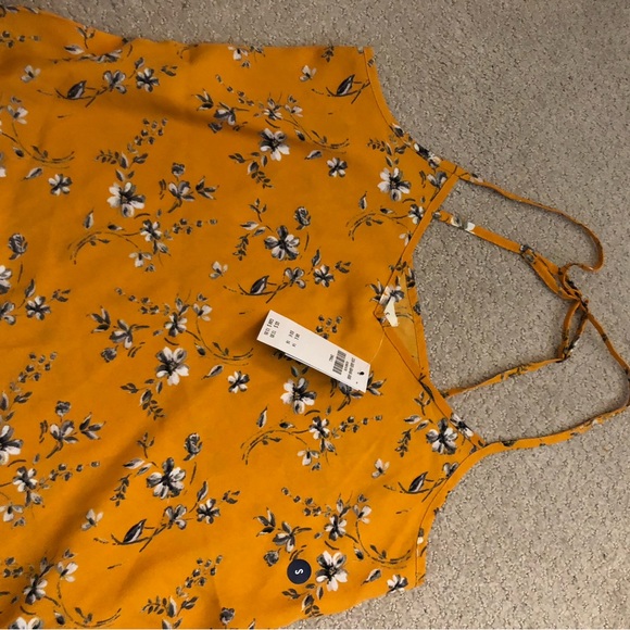 NWT. Hollister Womens Top - Picture 4 of 6